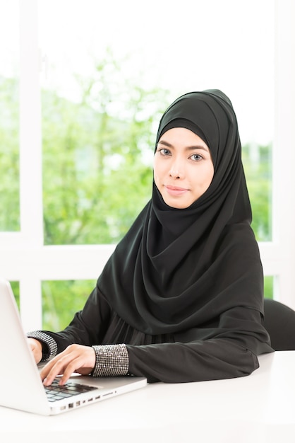 Mujer de negocios árabe trabajando