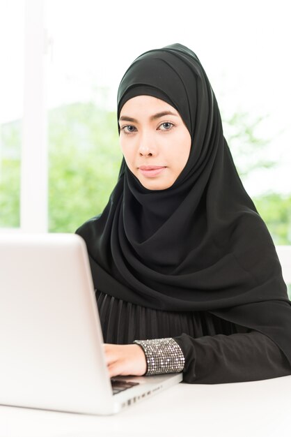 Mujer de negocios árabe trabajando