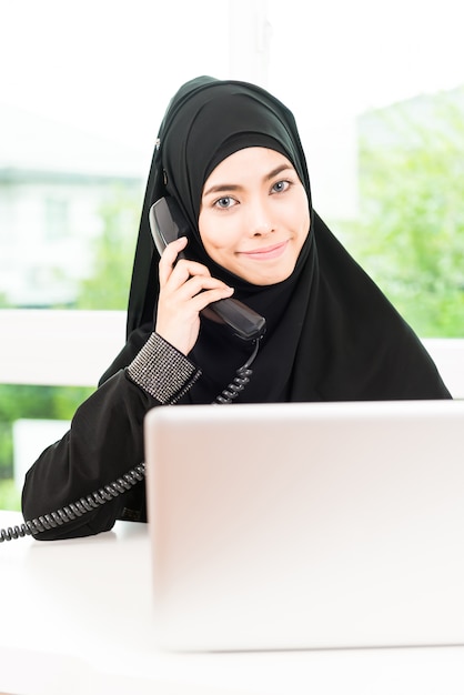 Mujer de negocios árabe trabajando