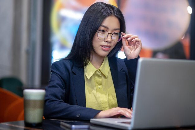 Foto gratuita mujer de negocios asiática en la oficina trabajando en una computadora portátil