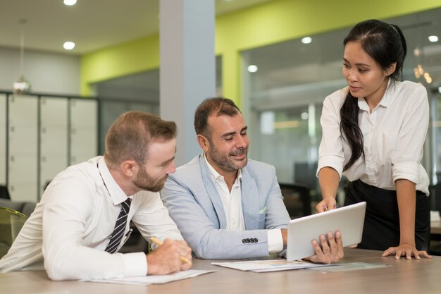 Mujer de negocios asiáticos trabajando con compañeros de trabajo en el escritorio