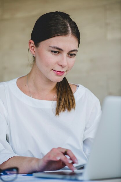 Mujer de negocios atractiva con portátil