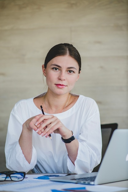 Mujer de negocios atractiva