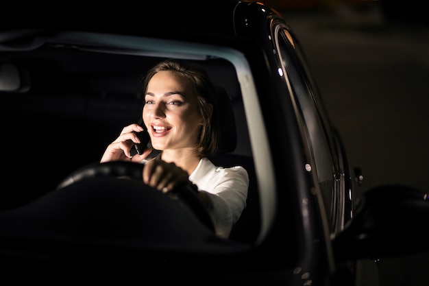 Mujer de negocios en el auto