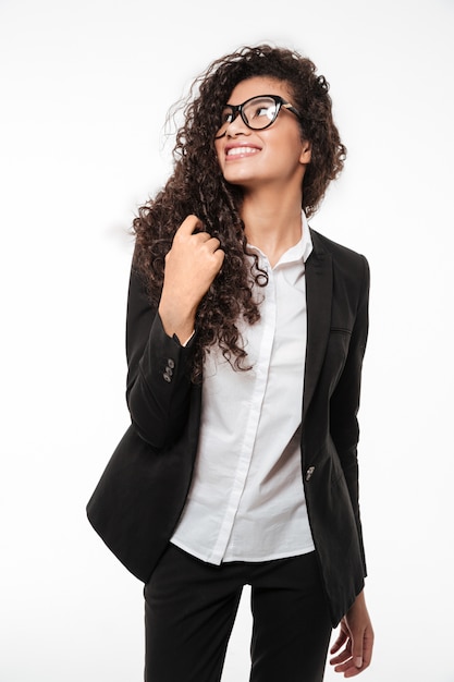 Mujer de negocios bastante africana con gafas