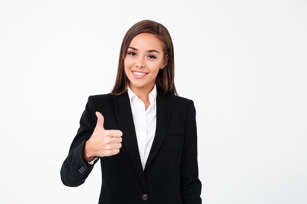 Mujer de negocios bastante alegre mostrando los pulgares para arriba