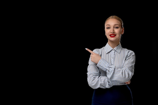 Mujer de negocios bastante feliz señalando a la izquierda con lápiz labial rojo en traje de oficina