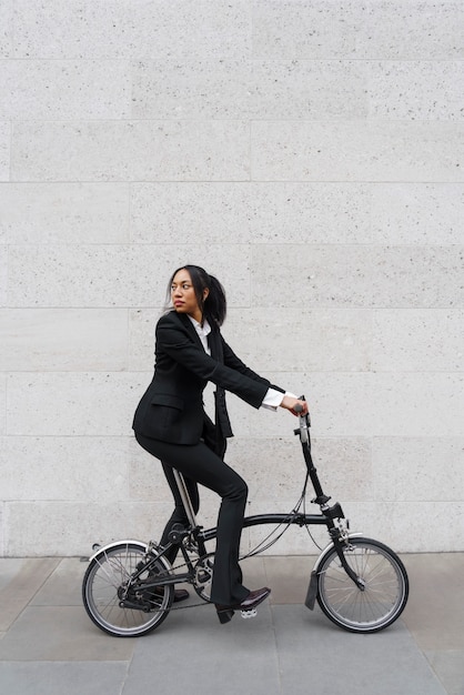 Foto gratuita mujer de negocios, en, un, bicicleta