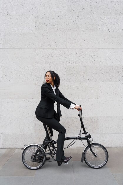 mujer de negocios, en, un, bicicleta