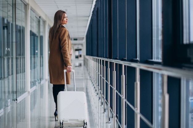 Mujer de negocios con bolsa de viaje en el aeropuerto