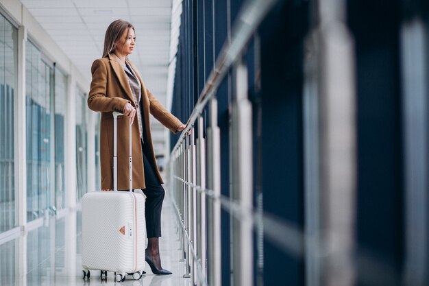 Mujer de negocios con bolsa de viaje en el aeropuerto