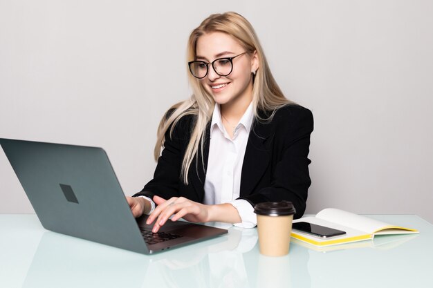 Mujer de negocios bonita joven con el cuaderno aislado