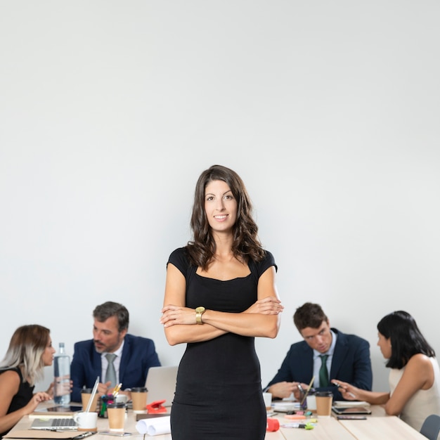 Foto gratuita mujer de negocios con brazos cruzados