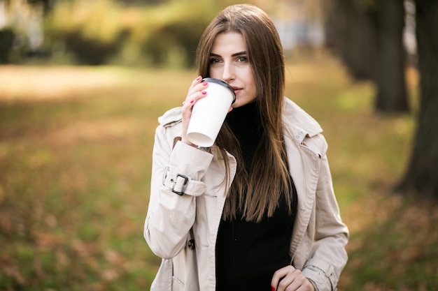 Mujer de negocios con café