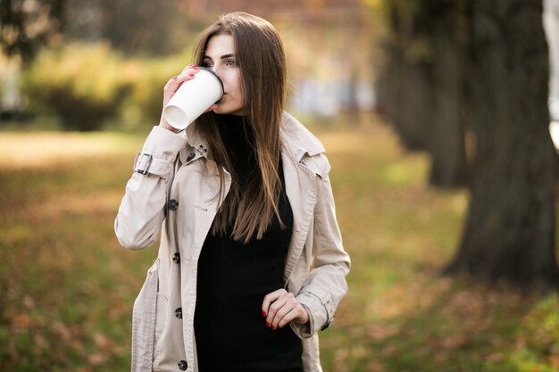 Mujer de negocios con café