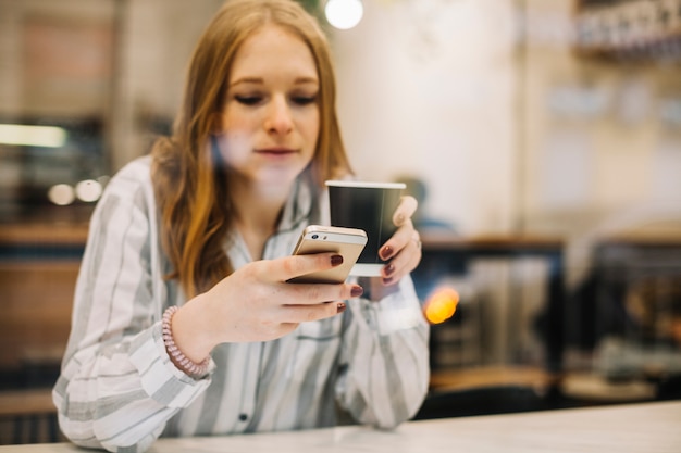 Mujer de negocios con café