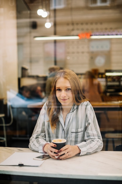 Foto gratuita mujer de negocios en una cafetería