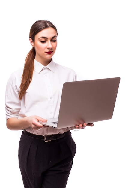 Mujer de negocios caminando y llevando una computadora portátil