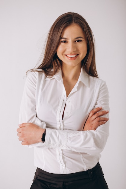 Mujer de negocios en la camisa blanca aislada en el fondo blanco