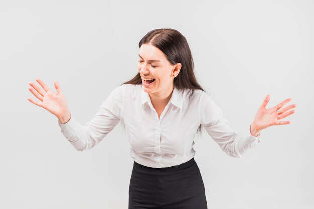 Mujer de negocios en camisa riendo