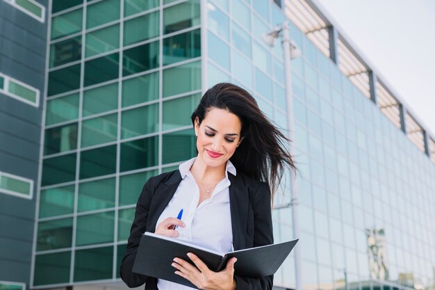 Mujer de negocios con carpeta