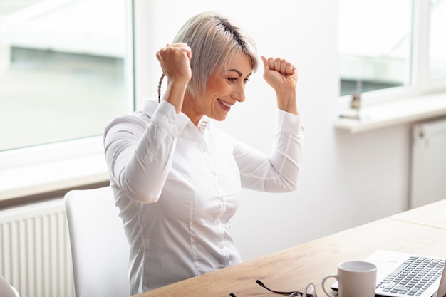 Foto gratuita mujer de negocios celebrando el éxito