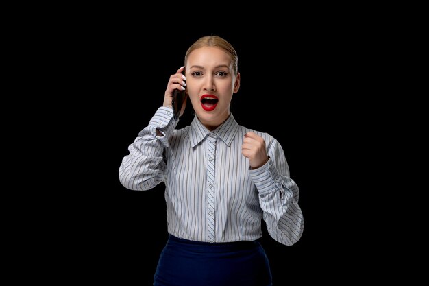 Mujer de negocios chica enojada y enojada hablando por teléfono con lápiz labial rojo en traje de oficina