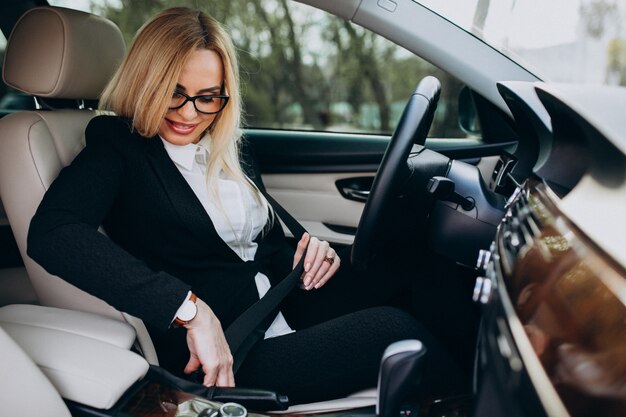 Mujer de negocios en coche en viaje de negocios