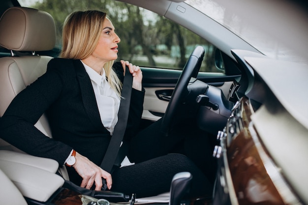 Mujer de negocios en coche en viaje de negocios