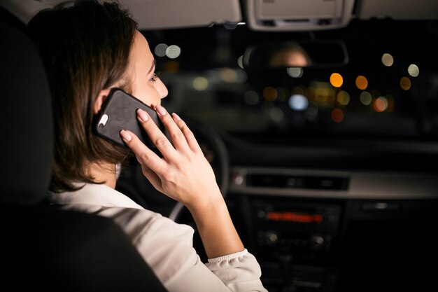 Mujer de negocios en el coche