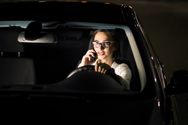 Mujer de negocios en el coche