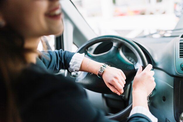 Mujer de negocios en coche