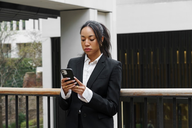 Mujer de negocios, comprobación, teléfono