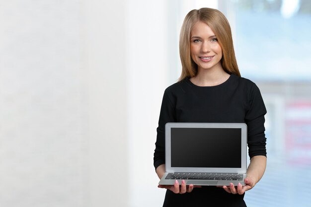 Mujer de negocios, con, computador portatil