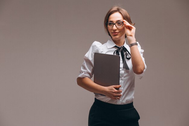 Mujer de negocios con la computadora aislada