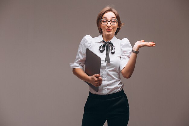 Mujer de negocios con la computadora aislada