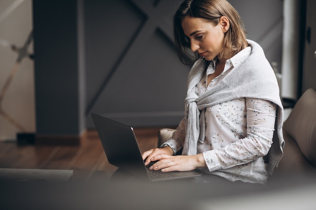 Mujer de negocios con computadora en la oficina