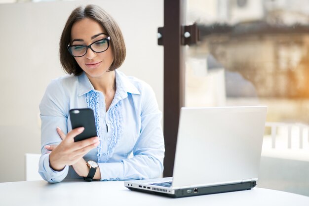 Mujer de negocios con la computadora portátil