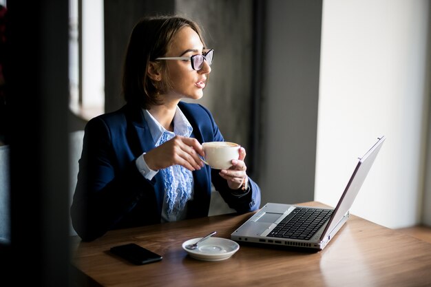 Mujer de negocios con la computadora portátil