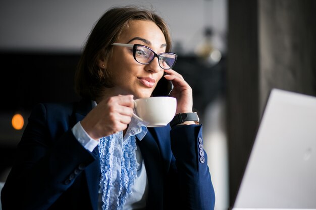 Mujer de negocios con la computadora portátil