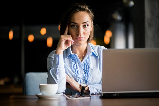 Mujer de negocios con la computadora portátil