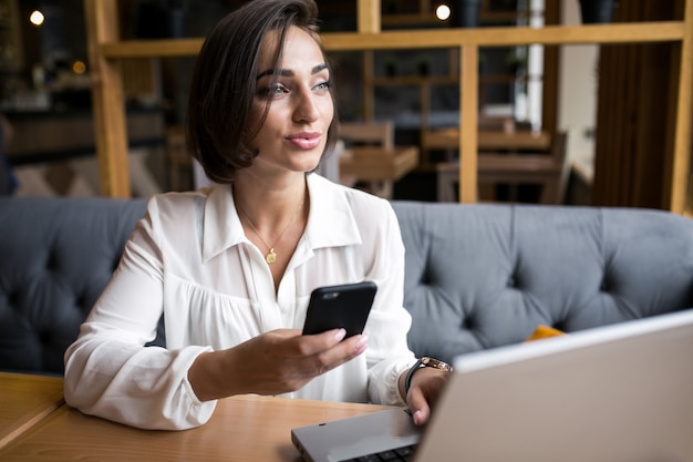 Mujer de negocios con la computadora portátil