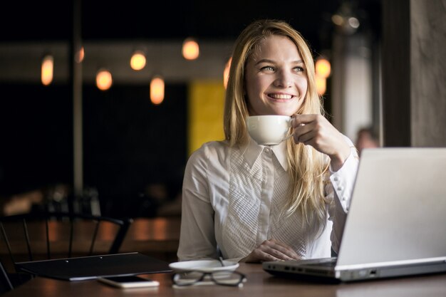 Mujer de negocios con la computadora portátil