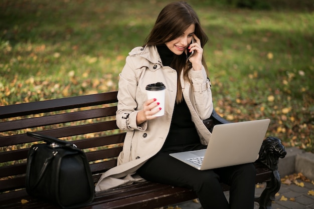 Mujer de negocios con computadora portátil