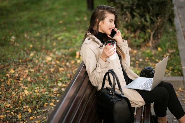 Mujer de negocios con computadora portátil