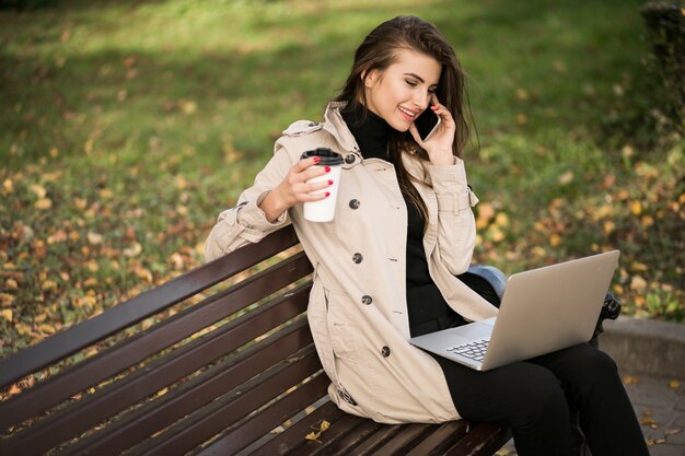 Mujer de negocios con computadora portátil