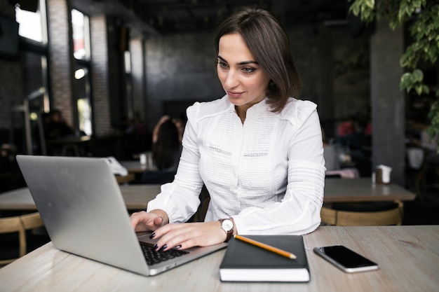 Mujer de negocios con computadora portátil