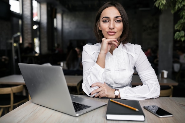 Mujer de negocios con computadora portátil