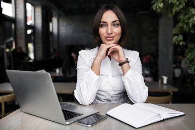 Mujer de negocios con computadora portátil