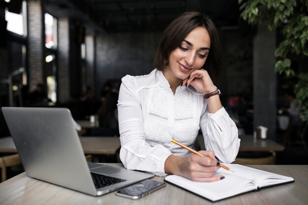 Mujer de negocios con computadora portátil